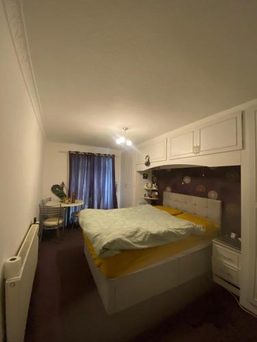 伯明翰Quiet flat with a private spacious room的一间卧室配有一张大床和一张桌子