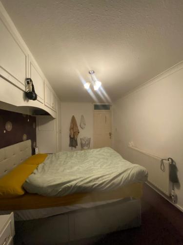 伯明翰Quiet flat with a private spacious room的一间卧室,卧室内配有一张大床