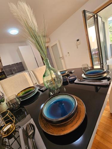 马卡尔斯卡Sweet suite的厨房配有蓝色的盘子和柜台上的花瓶