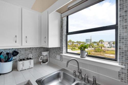 德斯坦Beach Side- Harbor View的厨房设有水槽和窗户。