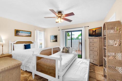 德斯坦Beach Side- Harbor View的一间卧室配有一张床和吊扇
