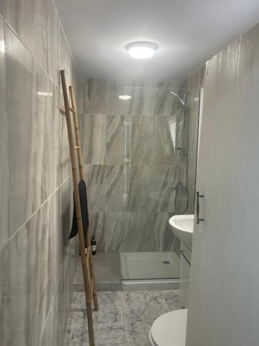 利马索尔Avra House的带淋浴、卫生间和盥洗盆的浴室