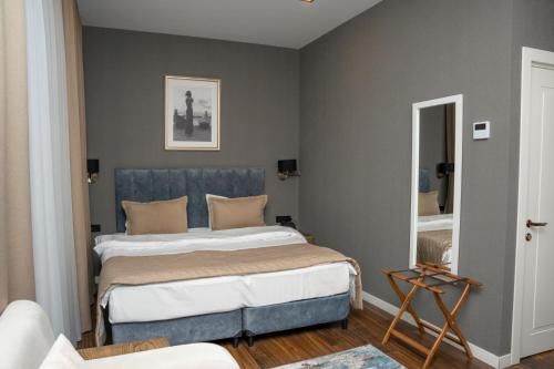 巴库Port Rivoli Baku Luxury Boutique Hotel的一间卧室配有一张蓝色床头板的床