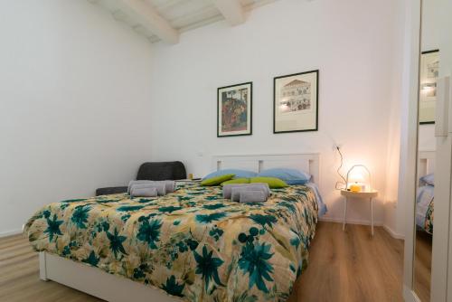 佩鲁贾PINTURICCHIO Guest House的一间卧室配有一张带花卉床罩的床