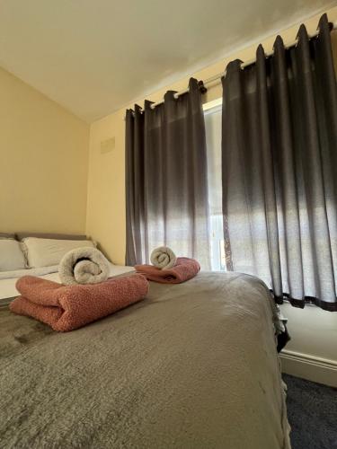 索兹Ensuite near Dublin Airport的一间卧室配有带毛巾的床