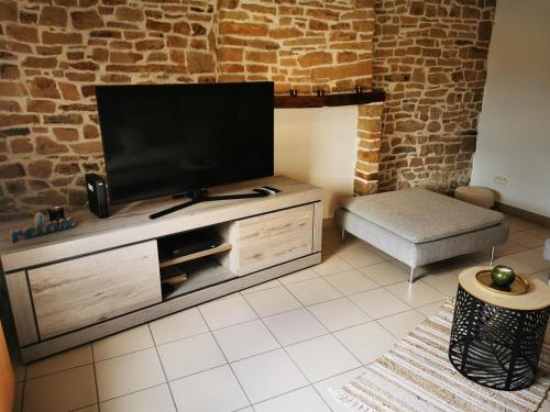 普罗丰德维耶Les 4 Arbres的娱乐中心设有带平面电视的客厅