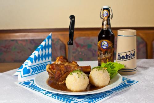 福恩施特劳斯索奈翰格兰德就爱你的桌上的一盘食物和一瓶啤酒