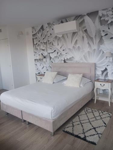 维拉尔雷东布Quetzal的卧室配有白色的墙壁床