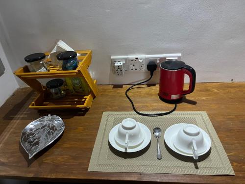 RattotaTwilight Villas的一张桌子,上面有盘子和咖啡壶