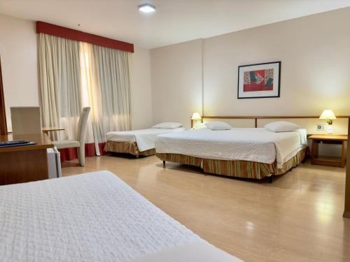 尤西德福拉César Park Hotel的酒店客房配有两张床和一张书桌