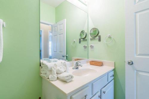 奥兰治比奇Orange Beach Villas - Casa Bella的一间带水槽和镜子的浴室