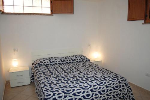 MaladrosciaNuovissimo appartamento a due passi dalla spiaggia di Maladroxia C61的卧室设有黑白床和窗户。