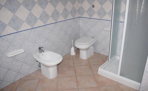 MaladrosciaNuovissimo appartamento a due passi dalla spiaggia di Maladroxia C61的浴室配有卫生间、盥洗盆和淋浴。