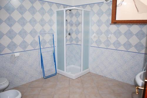 MaladrosciaAppartamento con veranda e aria condizionata a Maladroxia C62的带淋浴和卫生间的浴室