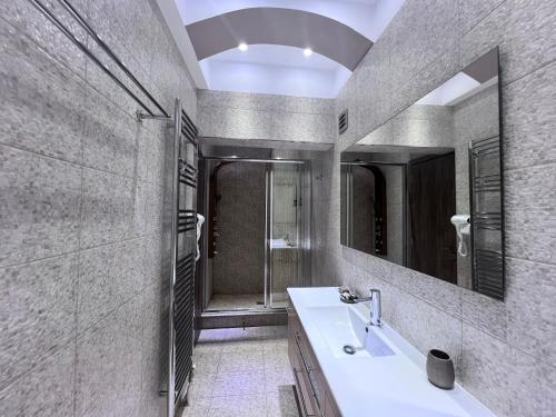 阿纳维索斯Luxe Two Bedroom Villa by Olivujoj的一间带水槽和镜子的浴室