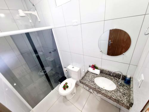 马拉戈日Pousada Peromar的浴室配有卫生间、盥洗盆和淋浴。