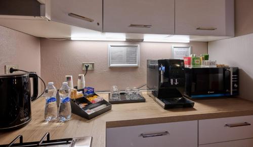 曼德洛德拉廖CAV MOTTENO的厨房柜台配有咖啡机和微波炉