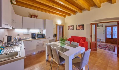 曼德洛德拉廖CAV MOTTENO的厨房以及带白色桌椅的用餐室。