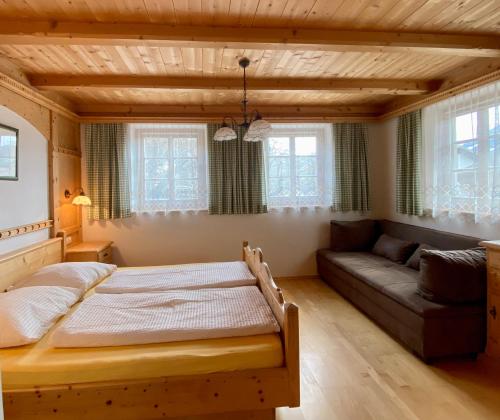菲尔根斯托纳霍夫旅馆的一间卧室配有一张大床和一张沙发