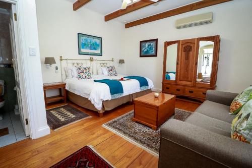 奥茨胡恩Altes Landhaus Country Lodge的客厅配有床和沙发