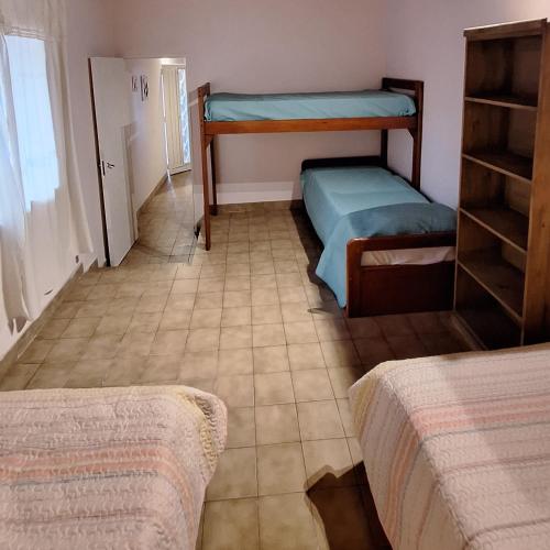 奇莱西托Casa Kuntur的客房设有两张双层床,铺有瓷砖地板。