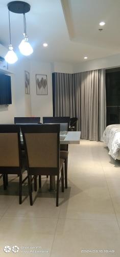 Lapu Lapu CityTambuli Resort Tower D的一间带桌椅和一张床的用餐室