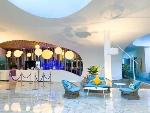 Lapu Lapu CityTambuli Resort Tower D的大堂设有桌椅和酒吧