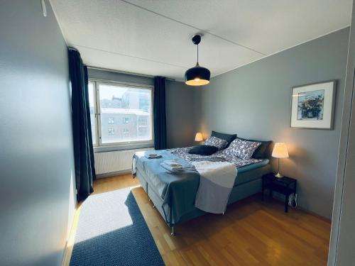 赫尔辛基Ruoholahti Apartment with private sauna的一间卧室设有一张床和一个窗口