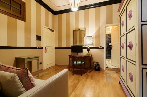 佛罗伦萨赫米缇吉酒店的带沙发和书桌的客厅
