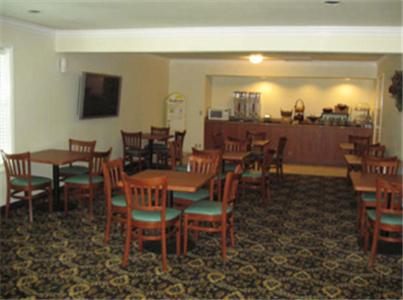 隆波克隆波克酒店的用餐室配有木桌和椅子