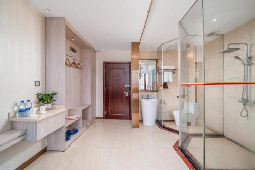 广州Guangzhou Yunshang Airport Hotel Free shuttle airport bus的一间带玻璃淋浴和卫生间的浴室