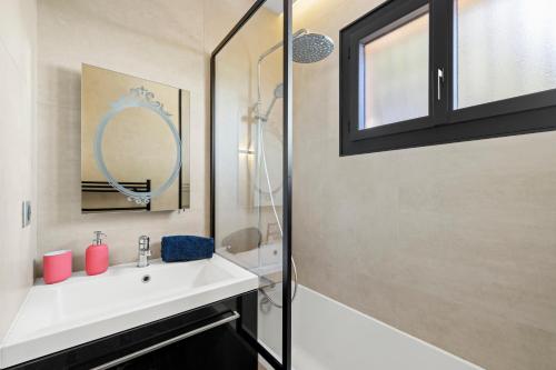 尼斯Nice Renting - BELLET - Live A Dream Villa Pool 3 Bedroom Garden Parking的一间带水槽和淋浴的浴室