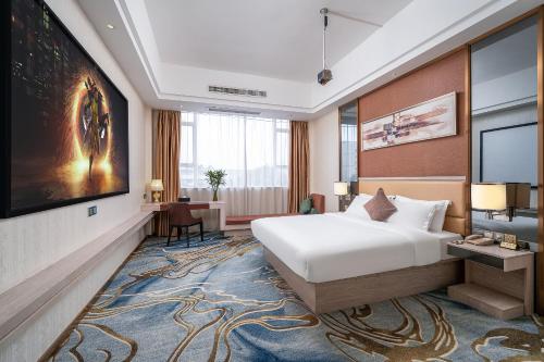 广州Guangzhou Yunshang Airport Hotel Free shuttle airport bus的配有一张床和一台平面电视的酒店客房