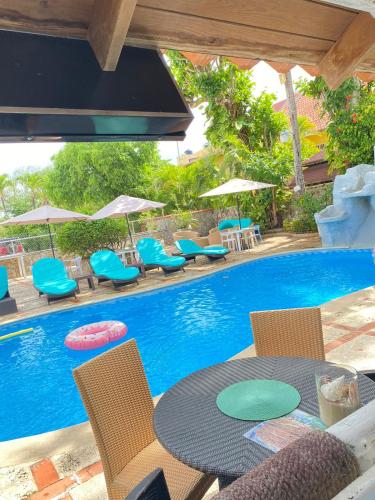 璜多里奥迪芙兰切斯旅馆的游泳池旁的桌椅