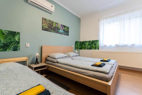 布达佩斯K52 Apartment Budapest的一间卧室设有两张床和窗户。