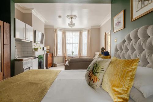 布莱顿霍夫Deco Studio: King bed, kitchenette, stylish & comfortable的客厅配有床和沙发