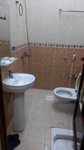 Al Nairyahالعييري للشقق المفروشة النعيريه 4的浴室配有卫生间、坐浴盆和盥洗盆。