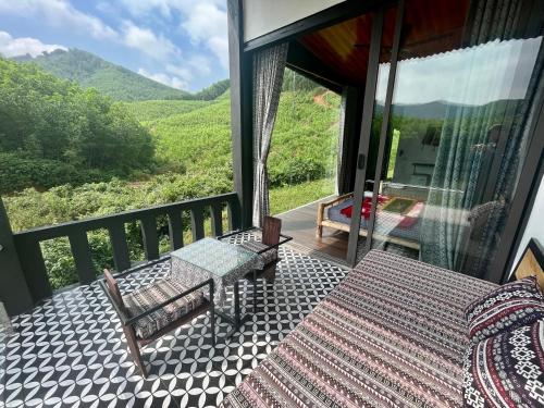 峰牙Nguyen Shack - Phong Nha Resort的山景阳台(带桌子)