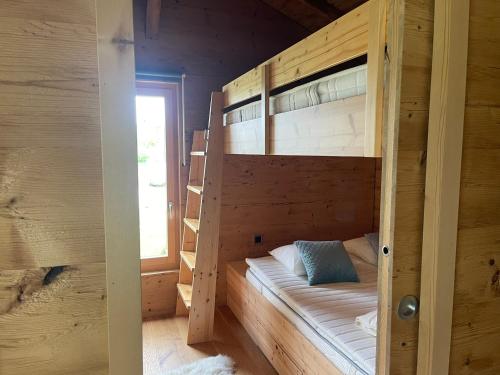 CoeuveLe Rucher Mirabelle的木制客房的双层床,设有窗户