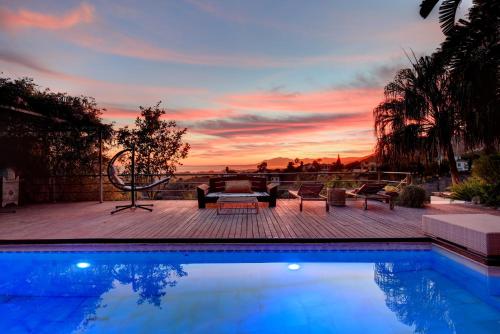 马贝拉Marbella Boutique Art hotel的一座享有日落美景的游泳池