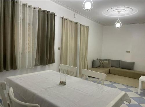 乌季达Maison avec terrasse et spa的客厅配有桌子和沙发