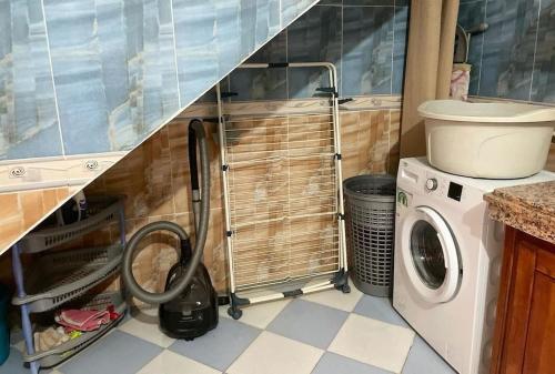 乌季达Maison avec terrasse et spa的洗衣房配有洗衣机和洗衣机