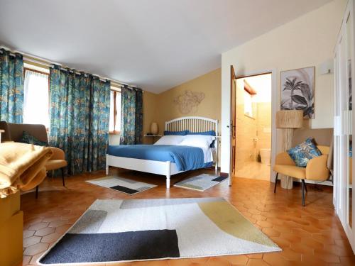 菲乌米奇诺Villa Gisi Guest House的一间卧室配有蓝色的床、椅子和窗户