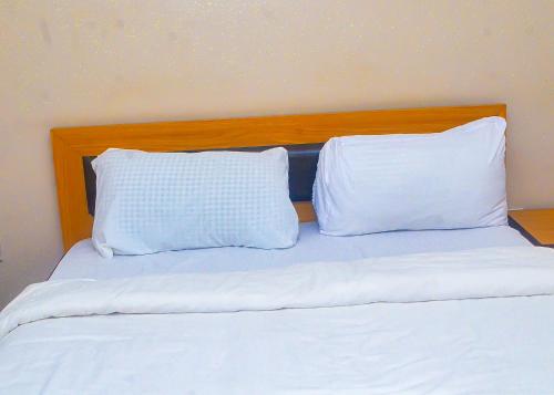 IkirunMiccom Golf Hotel and Resort的床上配有2个白色枕头