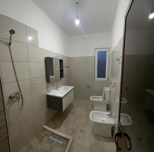 圣金Stone Villa Shengjin的浴室设有2个水槽和2个卫生间