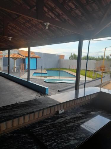 里贝朗普雷托Área de lazer chacara的从大楼内可以欣赏到游泳池的景致