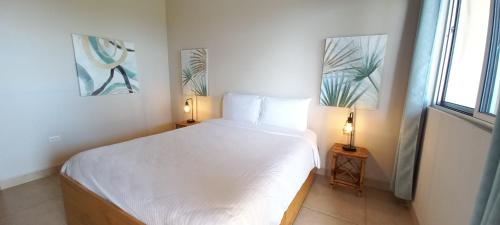 奥霍查尔Vista Villas的一间卧室配有一张带两盏灯的大型白色床。