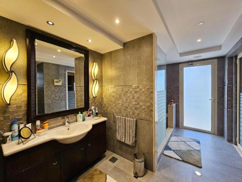 开罗Villa Al Mansouria的一间带水槽和镜子的浴室