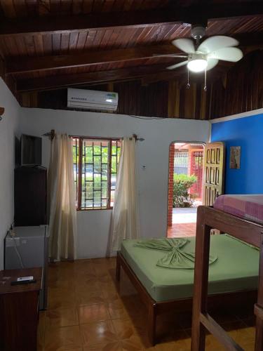 希门尼斯港Corcovado Hostel的一间卧室配有一张床和吊扇