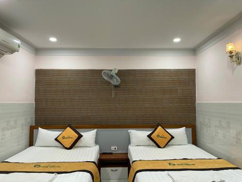 hotel Hương Thiên Phú客房内的一张或多张床位